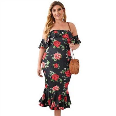 Vestido preto floral sereia plus size