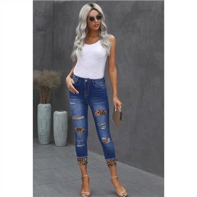 Jeans skinny azul com manchas de leopardo angustiado