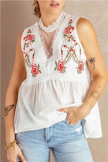 Blusa babydoll feminina branca bordada em crochê
